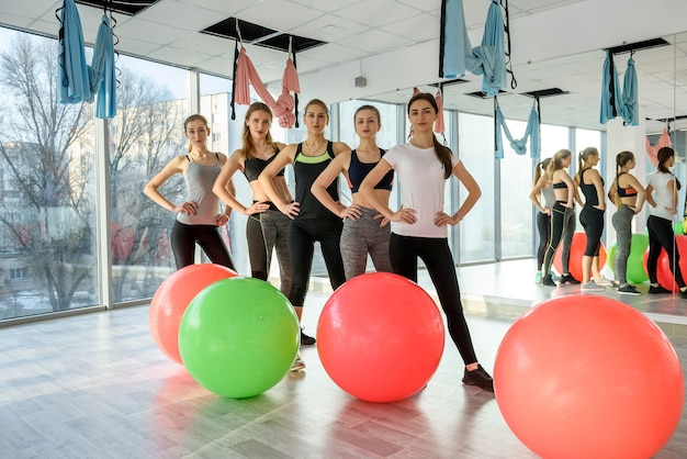 Groupe de personnes dans une salle de sport avec ballon en forme