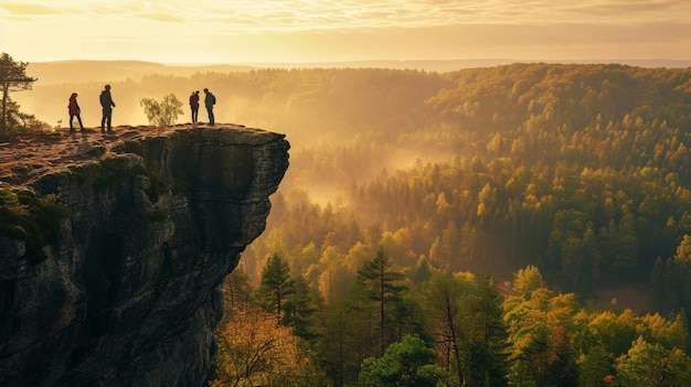 Groupe de personnes debout au sommet d’une falaise profitant de la vue