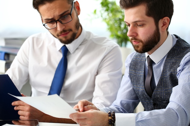 Groupe de personnes détiennent dans les bras des papiers financiers résolvent et discutent du portrait du problème. Nouvelle vue examen situation nouvel angle look formation professionnelle col blanc investissement et finance concept