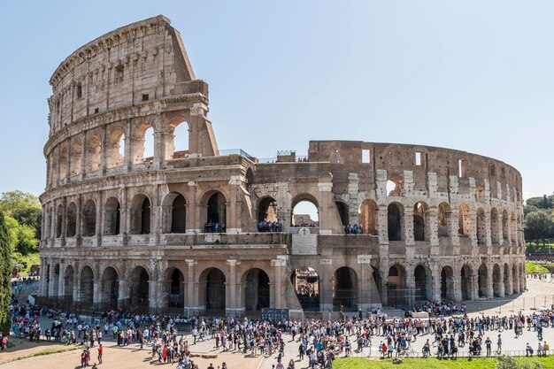 Un groupe de personnes devant un bâtiment historique