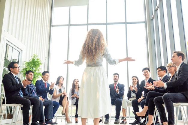 Groupe de personnes devant le bâtiment