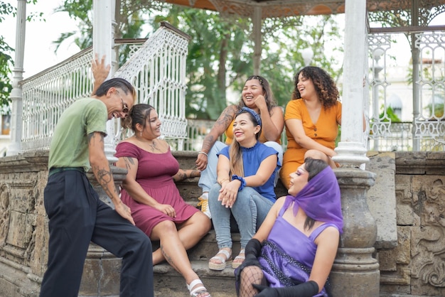 Groupe de personnes différentes s'amusant ensemble