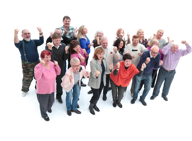 Groupe de personnes diverses d'âge de retraite se tenant ensemble