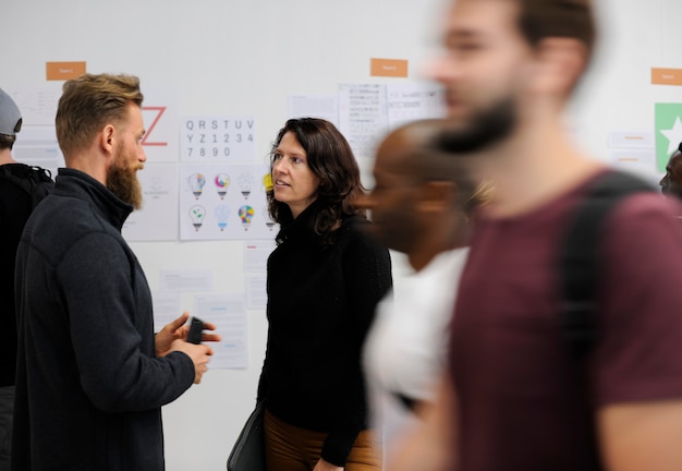 Groupe de personnes diverses assistant au cours de démarrage d&#39;entreprise