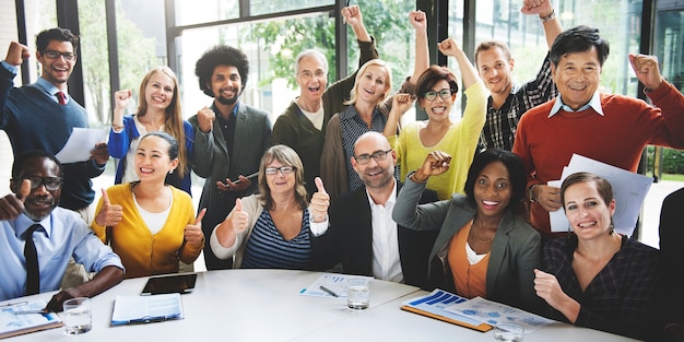 Groupe de personnes diverses ayant une réunion d&#39;affaires