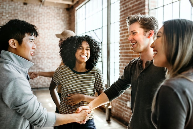 Groupe de personnes diverses dans un atelier