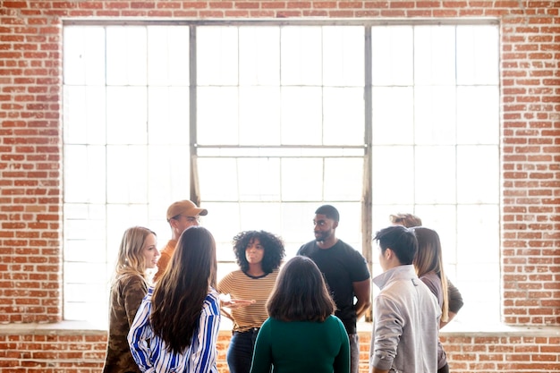 Groupe de personnes diverses dans un atelier