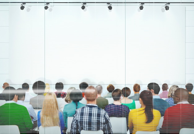 Photo groupe de personnes diverses dans un séminaire