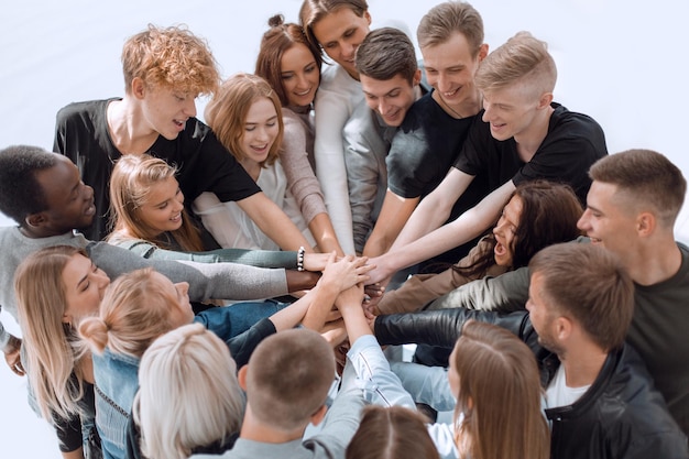 Groupe de personnes diverses joignant leurs mains en cercle