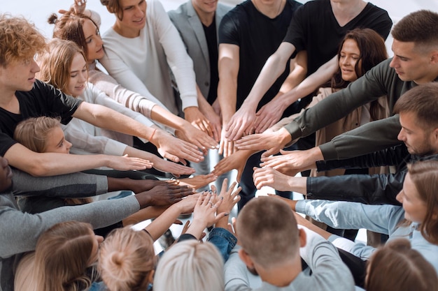 Groupe de personnes diverses joignant leurs mains en cercle