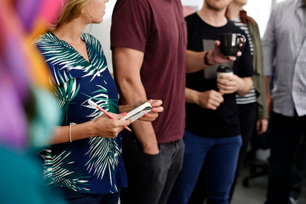 Groupe de personnes diverses participant au cours de démarrage d&#39;entreprise