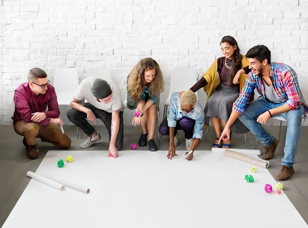 Un groupe de personnes diverses réfléchit