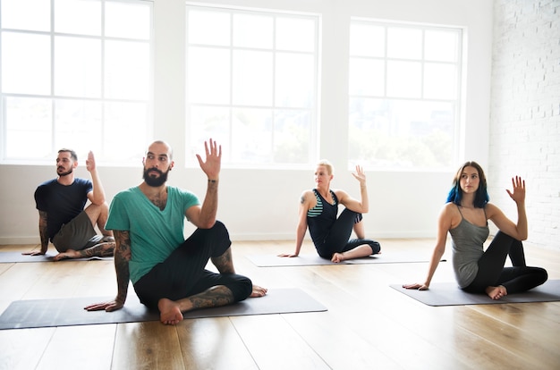 Groupe de personnes diverses rejoignent un cours de yoga