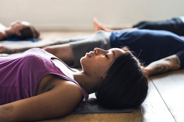 Groupe de personnes diverses se joignent à un cours de yoga