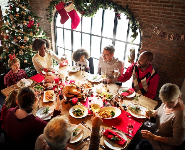 Un groupe de personnes diverses se rassemble pour les vacances de noël