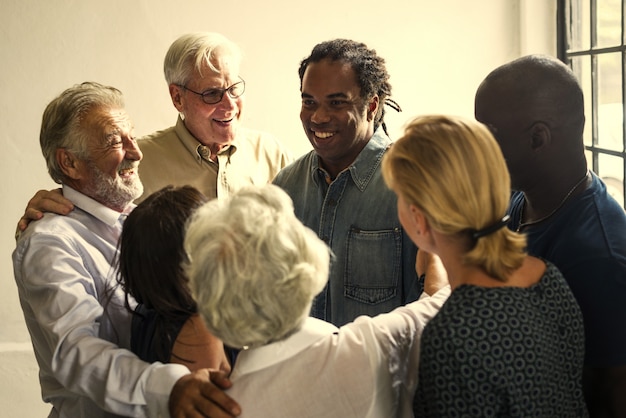 Groupe de personnes diverses se soutenant mutuellement