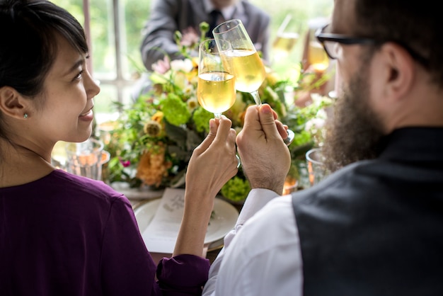 Photo groupe de personnes diverses tricotant des verres à vin ensemble