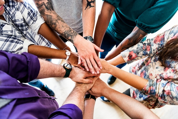 Groupe de personnes diverses unies par le travail d'équipe
