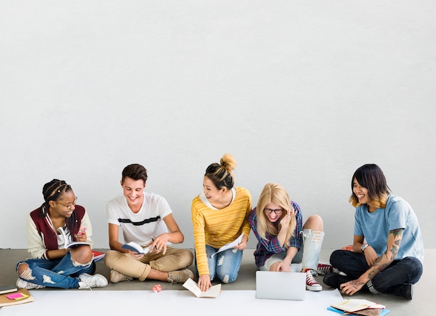 Un groupe de personnes diverses utilise des appareils numériques