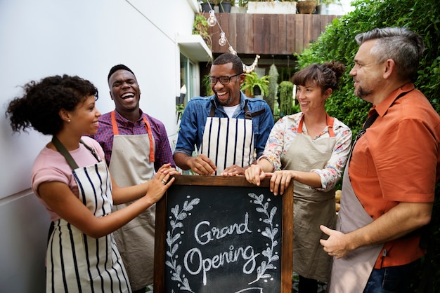 Groupe de personnes diversifiées avec la grande ouverture du magasin