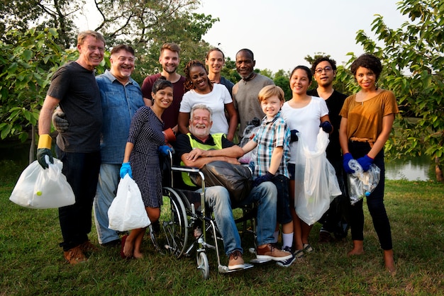 Groupe de personnes de diversité projet bénévole