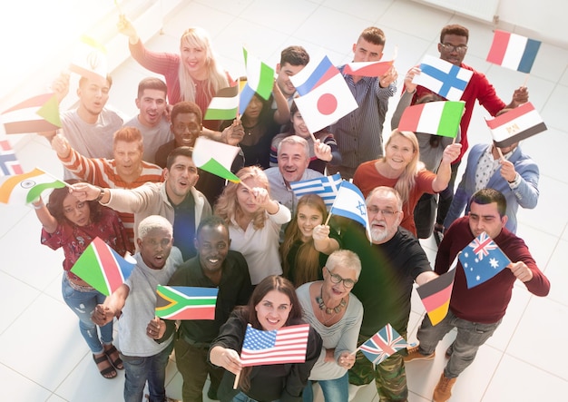 Groupe de personnes avec des drapeaux internationaux en levant