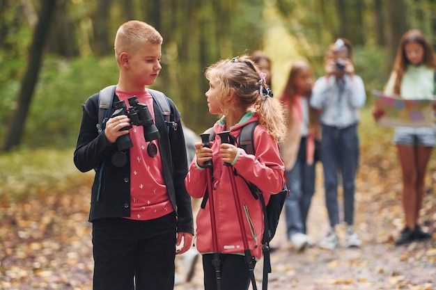 Groupe de personnes Enfants dans la forêt verte pendant la journée d'été ensemble