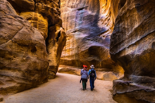 Groupe De Personnes Entre Les Rochers De Grès Au Chemin étroit à Petra En Jordanie