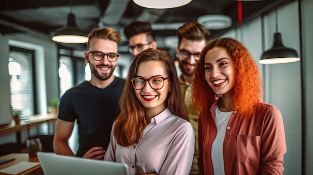 Un groupe de personnes est réuni autour d'un ordinateur portable.