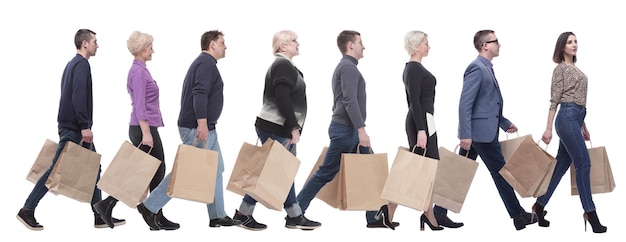 Photo un groupe de personnes exécutent des sacs à provisions en papier