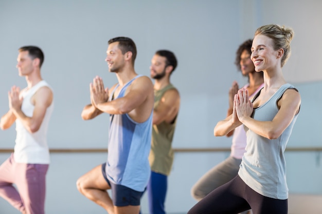 Groupe de personnes faisant du yoga