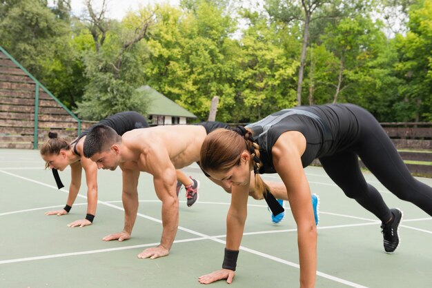 Groupe de personnes faisant de l'exercice