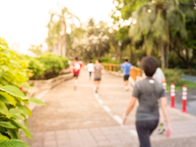 Photo groupe de personnes flou exercice avec courir ou faire du jogging sur la soirée dans le parc