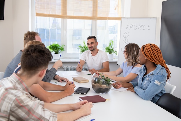 Un Groupe De Personnes En Formation En Affaires écoute Le Conférencier. Travail D'équipe Dans Une Entreprise Internationale