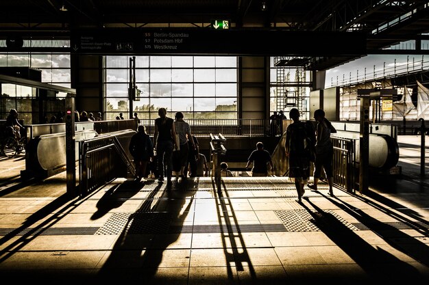 Groupe de personnes à la gare