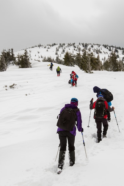 Un groupe de personnes grimpe le chemin jusqu'au sommet de la colline