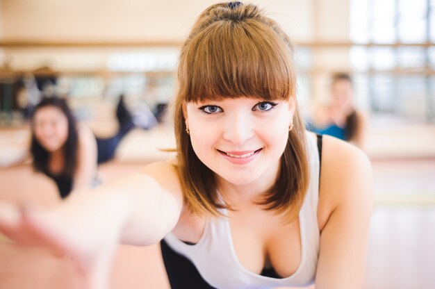 Groupe de personnes à la gym dans une classe d'étirement.