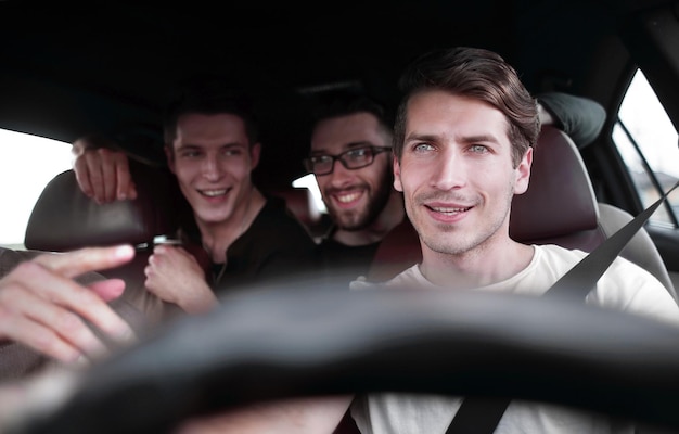 Un groupe de personnes à l'intérieur d'une voiture lors d'un road trip