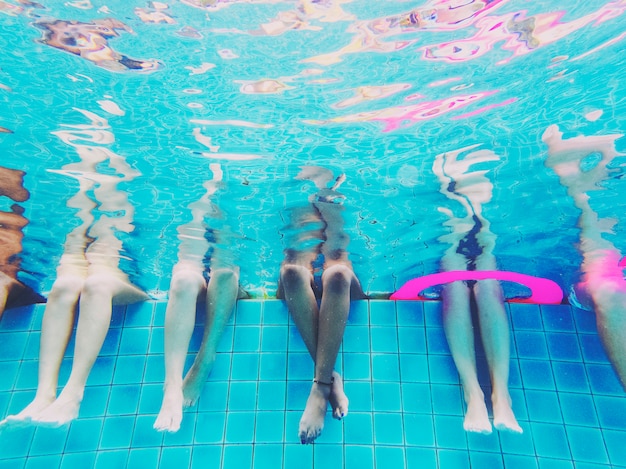 Groupe de personnes jambes sous l&#39;eau