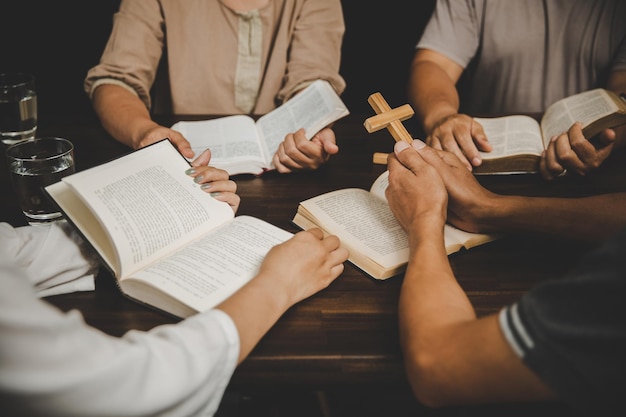 Un groupe de personnes lit la bible