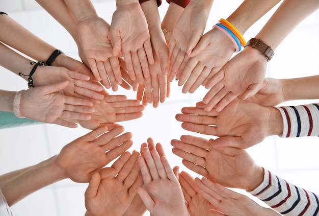 Groupe de personnes les mains ensemble, jusqu'à la vue