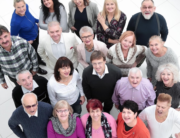 Photo groupe de personnes matures confiantes regardant la caméra