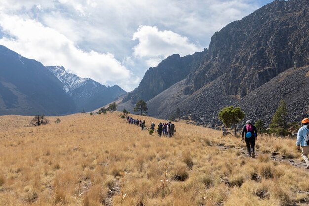 Un groupe de personnes méconnaissables montant le nevado de toluca au Mexique