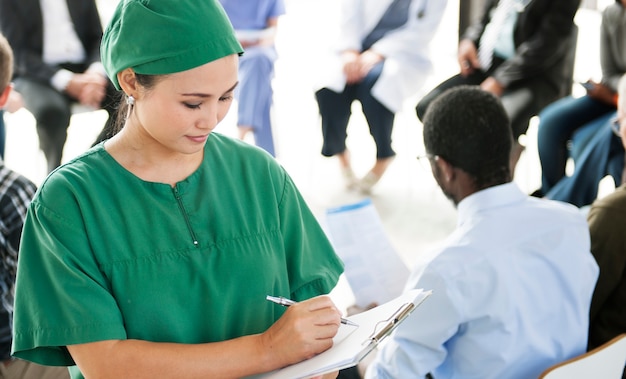 Photo groupe de personnes médicales ayant une réunion