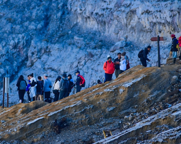 Photo un groupe de personnes sur une montagne