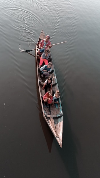 Un groupe de personnes monte dans un canoë avec le mot sur le côté