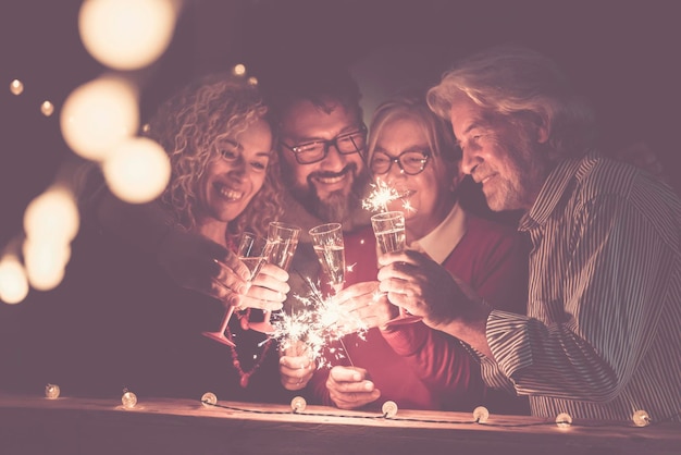 Photo un groupe de personnes la nuit.