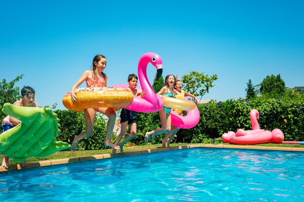 Groupe de personnes à la piscine