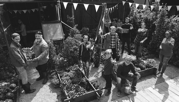 Groupe de personnes plantant des légumes en serre