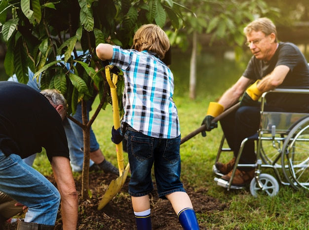 Groupe de personnes planter un arbre ensemble à l&#39;extérieur